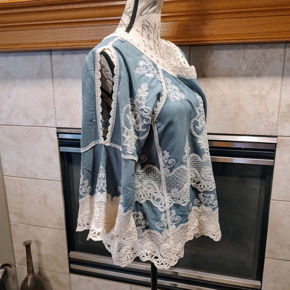 Democracy Baggy Small Lace Cold Shoulder Top! - Picture 7 of 13